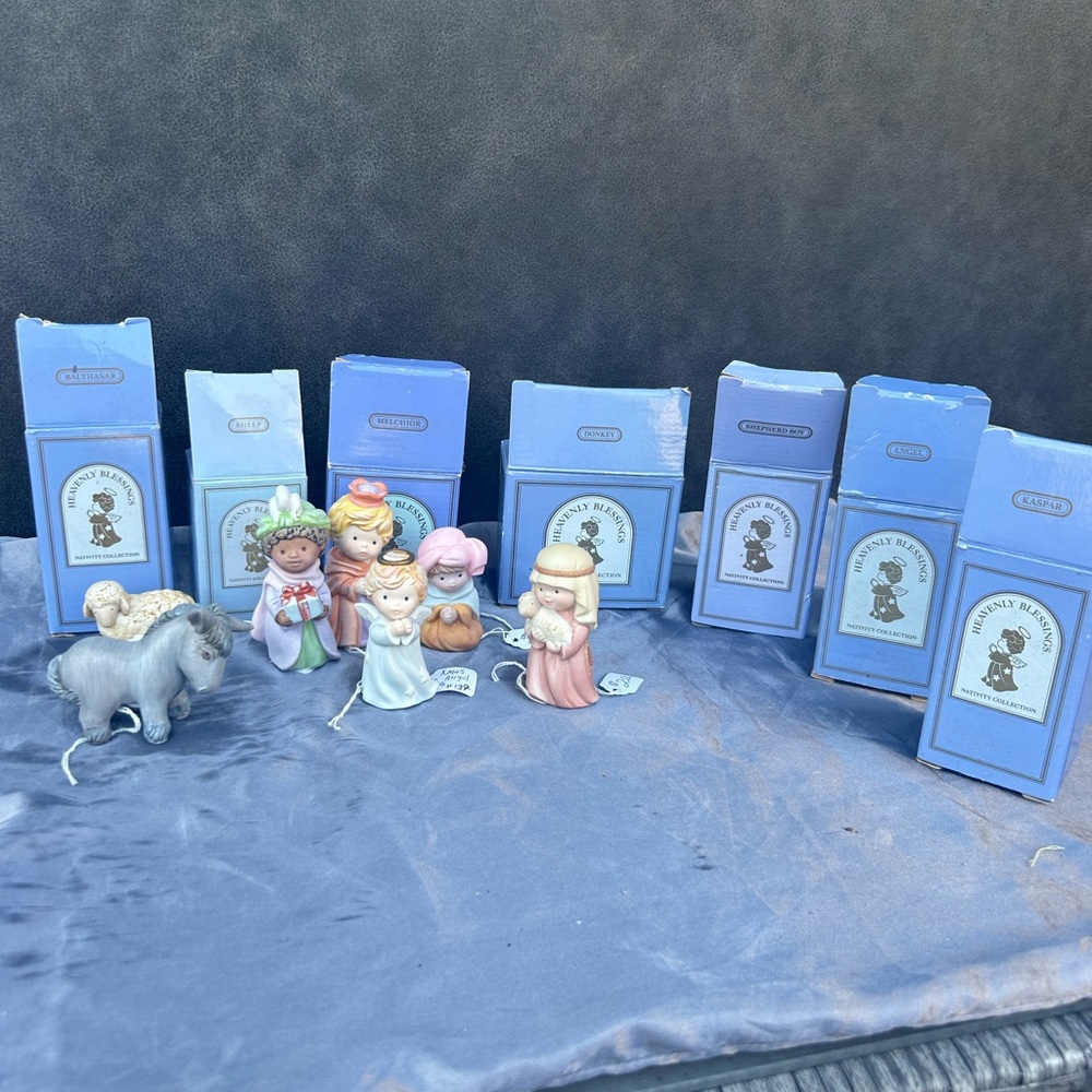 Heavenly blessing Avon 1986 nativity collection set